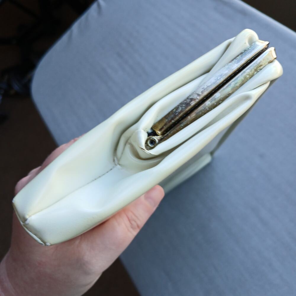 Cream Clutch Purse Bag Vintage 1960s 12"x5"x1" snap closure vinyl red interior - Picture 4 of 16
